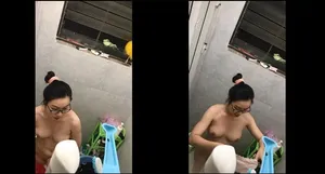 Quay lén học sinh nữ nhà sát bên tắm