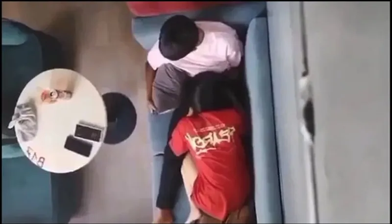 Quay lén bạn gái liếm liếm cho gấu nơi công cộng