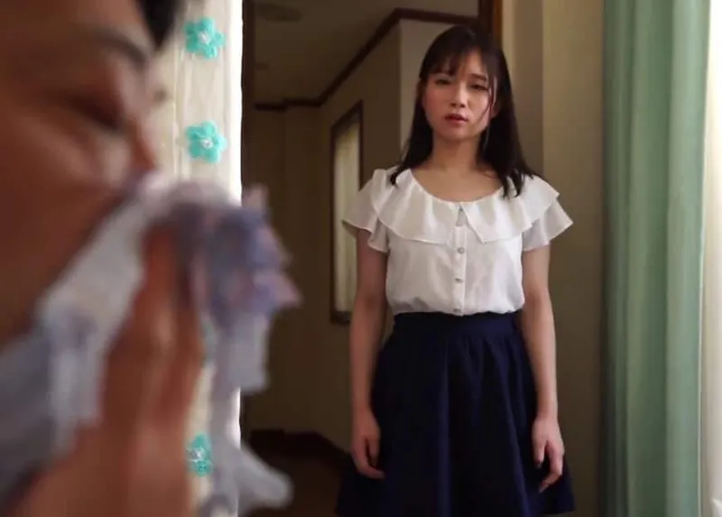 Con búp bê phát hiện bố dượng biến thái ngửi đồ lót của mình